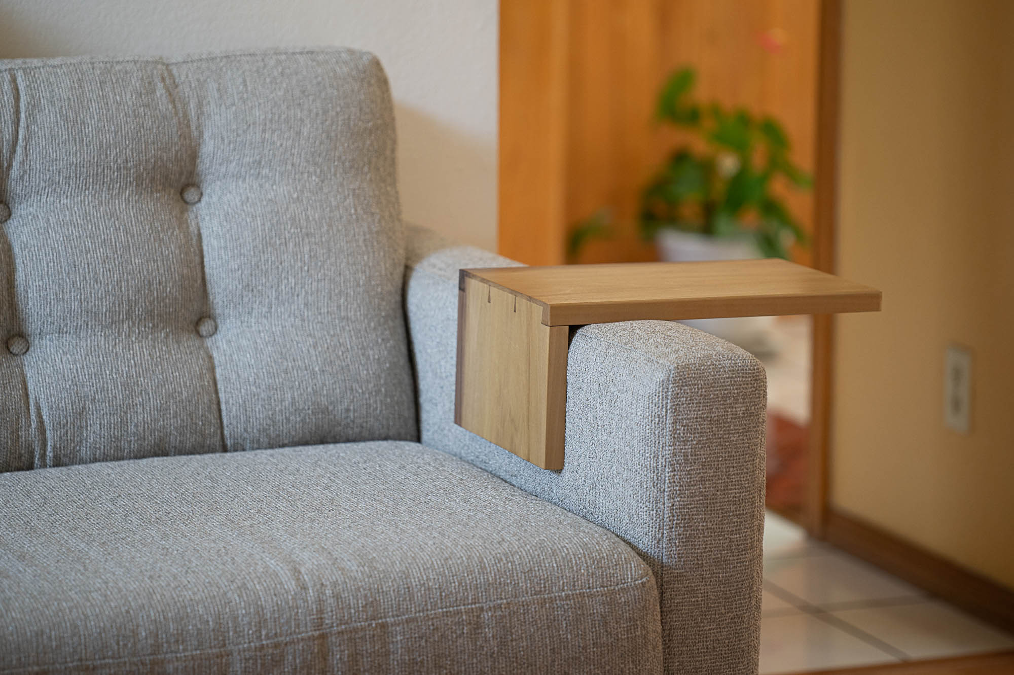 Sofa arm tray table